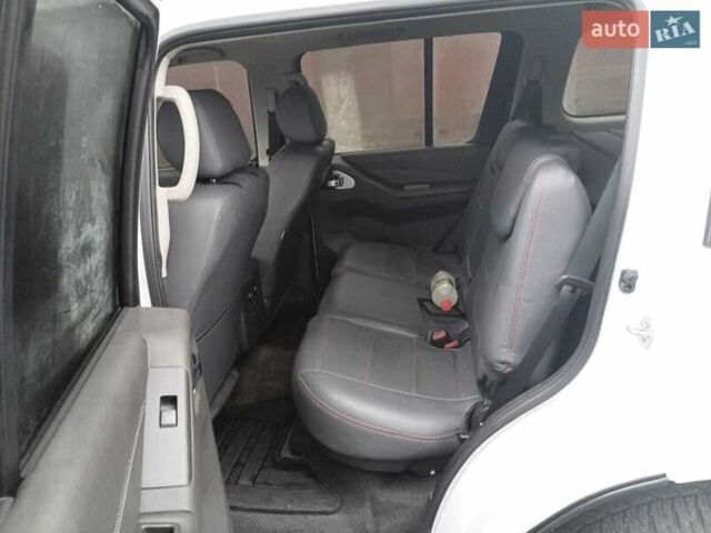 Білий Ніссан Патфайндер, об'ємом двигуна 3 л та пробігом 153 тис. км за 21000 $, фото 7 на Automoto.ua