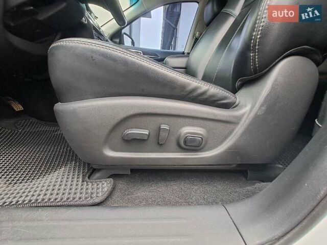 Белый Ниссан Патфайндер, объемом двигателя 3.5 л и пробегом 124 тыс. км за 13800 $, фото 15 на Automoto.ua