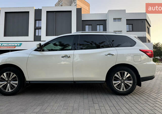 Белый Ниссан Патфайндер, объемом двигателя 3.5 л и пробегом 117 тыс. км за 17000 $, фото 3 на Automoto.ua