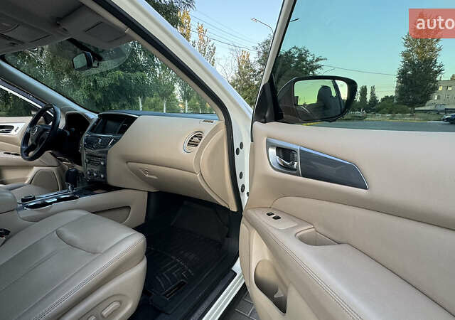 Белый Ниссан Патфайндер, объемом двигателя 3.5 л и пробегом 117 тыс. км за 17000 $, фото 14 на Automoto.ua