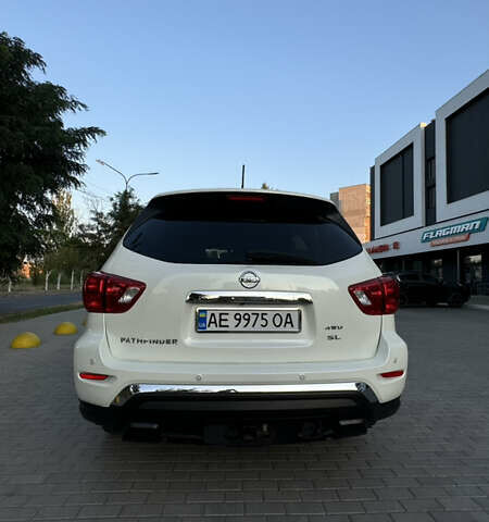Белый Ниссан Патфайндер, объемом двигателя 3.5 л и пробегом 117 тыс. км за 17000 $, фото 5 на Automoto.ua