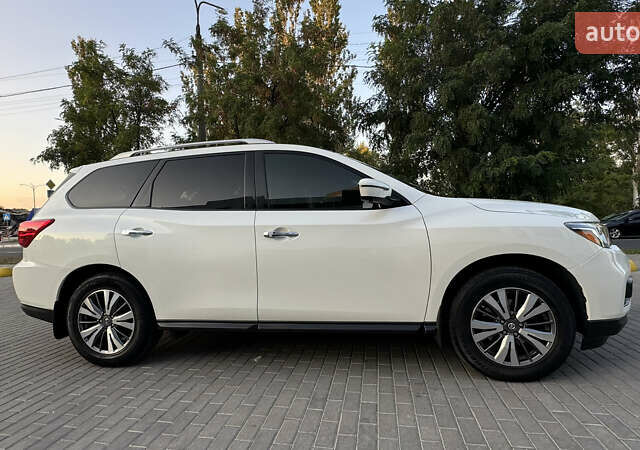 Белый Ниссан Патфайндер, объемом двигателя 3.5 л и пробегом 117 тыс. км за 17000 $, фото 2 на Automoto.ua