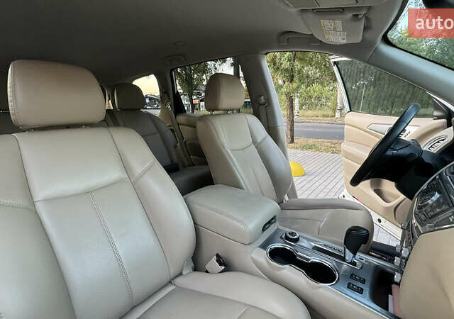 Белый Ниссан Патфайндер, объемом двигателя 3.5 л и пробегом 117 тыс. км за 17000 $, фото 7 на Automoto.ua