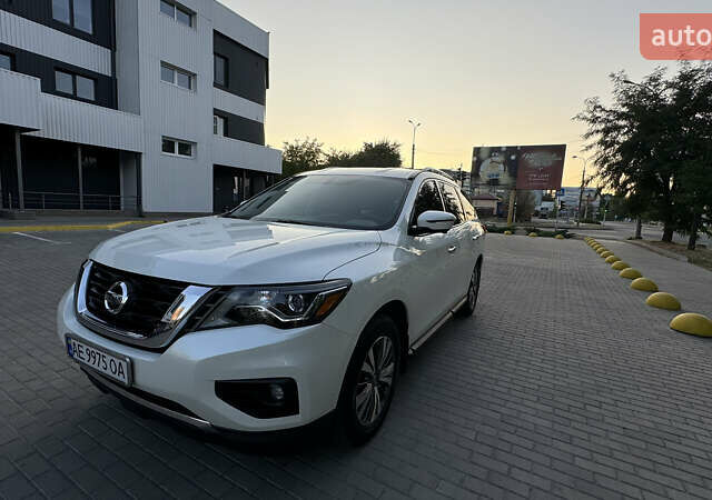 Белый Ниссан Патфайндер, объемом двигателя 3.5 л и пробегом 117 тыс. км за 17000 $, фото 1 на Automoto.ua