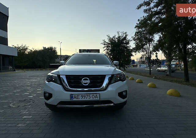 Белый Ниссан Патфайндер, объемом двигателя 3.5 л и пробегом 117 тыс. км за 17000 $, фото 4 на Automoto.ua