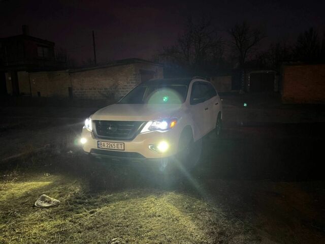 Белый Ниссан Патфайндер, объемом двигателя 3.5 л и пробегом 110 тыс. км за 15000 $, фото 5 на Automoto.ua