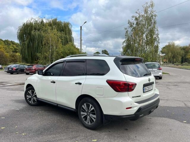 Белый Ниссан Патфайндер, объемом двигателя 3.5 л и пробегом 110 тыс. км за 15000 $, фото 3 на Automoto.ua