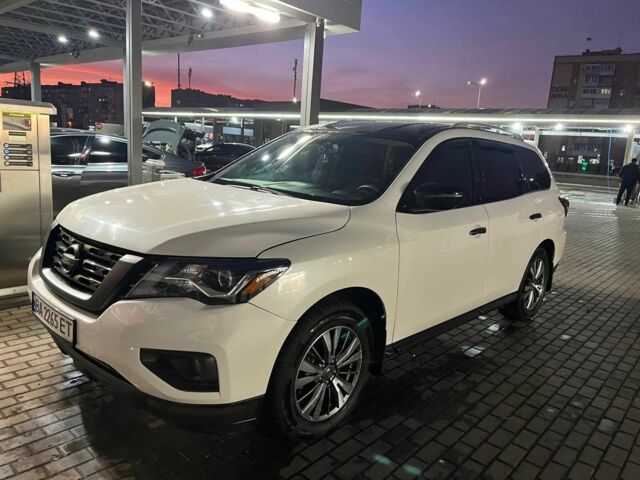 Белый Ниссан Патфайндер, объемом двигателя 3.5 л и пробегом 110 тыс. км за 15000 $, фото 6 на Automoto.ua