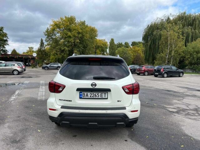 Белый Ниссан Патфайндер, объемом двигателя 3.5 л и пробегом 110 тыс. км за 15000 $, фото 4 на Automoto.ua