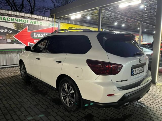 Белый Ниссан Патфайндер, объемом двигателя 3.5 л и пробегом 110 тыс. км за 15000 $, фото 8 на Automoto.ua