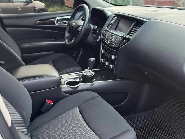 Белый Ниссан Патфайндер, объемом двигателя 3.5 л и пробегом 110 тыс. км за 15000 $, фото 12 на Automoto.ua