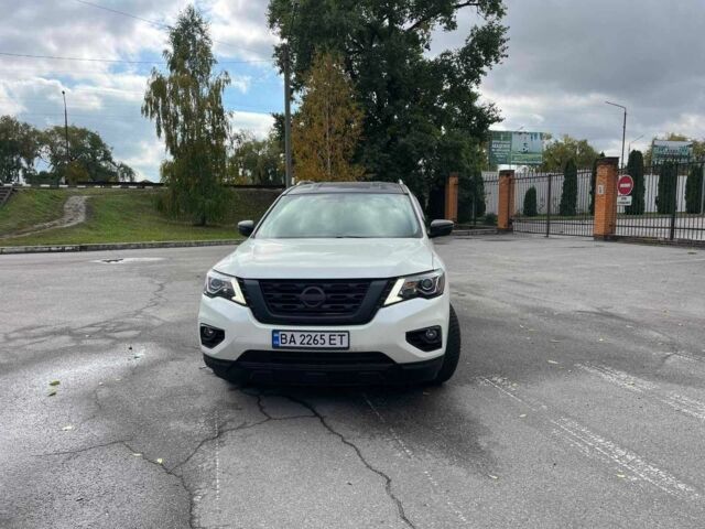 Белый Ниссан Патфайндер, объемом двигателя 3.5 л и пробегом 110 тыс. км за 15000 $, фото 7 на Automoto.ua