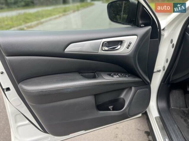 Ніссан Патфайндер 2017 у Красилове на Automoto.ua Білий Ніссан Патфайндер, об'ємом двигуна 3.5 л та пробігом 49 тис. км за 18600 $, фото 12 на Automoto.ua
