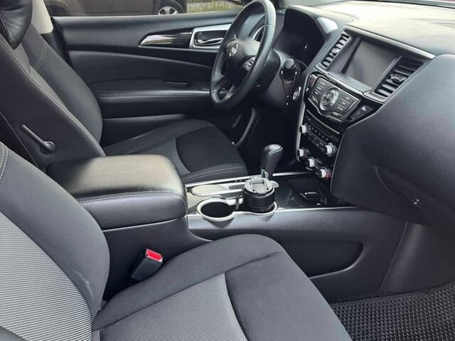 Белый Ниссан Патфайндер, объемом двигателя 3.5 л и пробегом 110 тыс. км за 15000 $, фото 13 на Automoto.ua