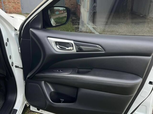 Белый Ниссан Патфайндер, объемом двигателя 3.5 л и пробегом 110 тыс. км за 15000 $, фото 11 на Automoto.ua