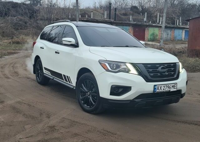Белый Ниссан Патфайндер, объемом двигателя 3.5 л и пробегом 67 тыс. км за 18000 $, фото 5 на Automoto.ua