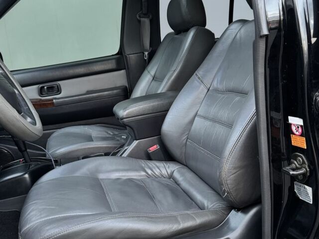 Чорний Ніссан Патфайндер, об'ємом двигуна 3.3 л та пробігом 465 тис. км за 5600 $, фото 10 на Automoto.ua