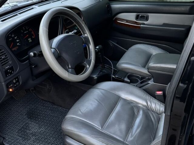 Чорний Ніссан Патфайндер, об'ємом двигуна 3.3 л та пробігом 465 тис. км за 5600 $, фото 9 на Automoto.ua