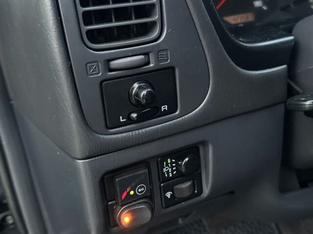 Чорний Ніссан Патфайндер, об'ємом двигуна 3.3 л та пробігом 465 тис. км за 5600 $, фото 12 на Automoto.ua