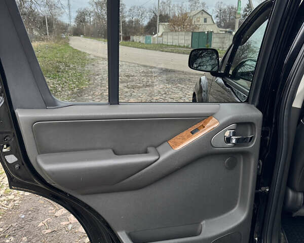 Черный Ниссан Патфайндер, объемом двигателя 4 л и пробегом 183 тыс. км за 9400 $, фото 22 на Automoto.ua