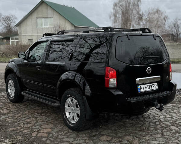 Черный Ниссан Патфайндер, объемом двигателя 4 л и пробегом 183 тыс. км за 9400 $, фото 3 на Automoto.ua