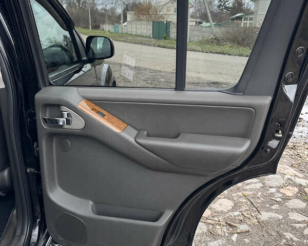 Черный Ниссан Патфайндер, объемом двигателя 4 л и пробегом 183 тыс. км за 9400 $, фото 16 на Automoto.ua