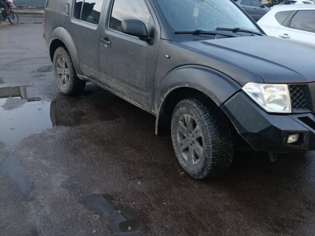 Черный Ниссан Патфайндер, объемом двигателя 0 л и пробегом 390 тыс. км за 5200 $, фото 1 на Automoto.ua