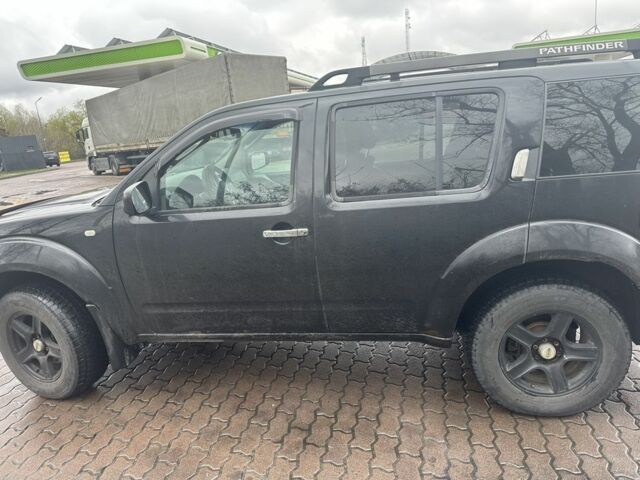 Черный Ниссан Патфайндер, объемом двигателя 0 л и пробегом 295 тыс. км за 3800 $, фото 3 на Automoto.ua