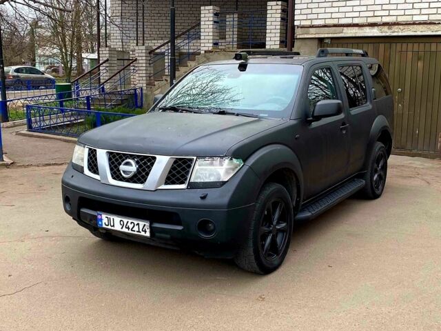 Чорний Ніссан Патфайндер, об'ємом двигуна 2.5 л та пробігом 300 тис. км за 4850 $, фото 1 на Automoto.ua