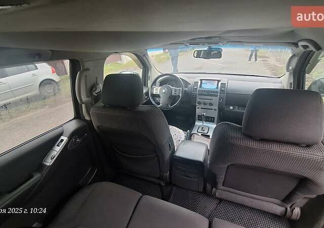 Черный Ниссан Патфайндер, объемом двигателя 2.49 л и пробегом 348 тыс. км за 8300 $, фото 6 на Automoto.ua