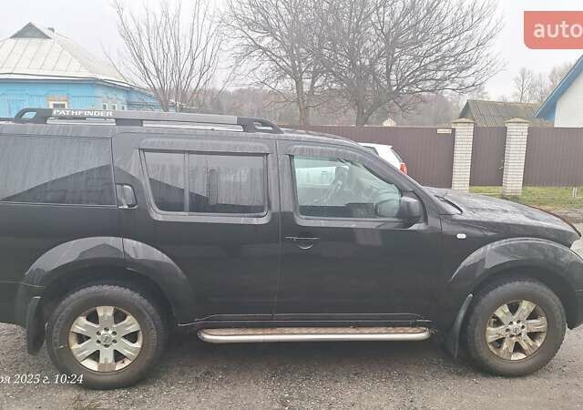Черный Ниссан Патфайндер, объемом двигателя 2.49 л и пробегом 348 тыс. км за 8300 $, фото 4 на Automoto.ua