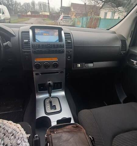 Черный Ниссан Патфайндер, объемом двигателя 2.49 л и пробегом 348 тыс. км за 8300 $, фото 14 на Automoto.ua