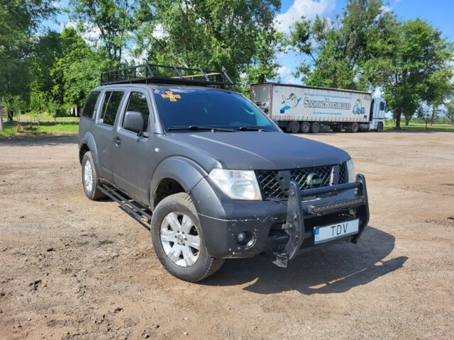 Черный Ниссан Патфайндер, объемом двигателя 2.5 л и пробегом 380 тыс. км за 4500 $, фото 3 на Automoto.ua