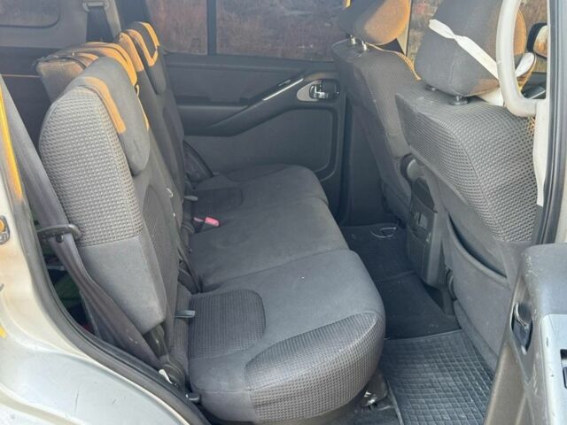 Черный Ниссан Патфайндер, объемом двигателя 2.5 л и пробегом 122 тыс. км за 4200 $, фото 5 на Automoto.ua