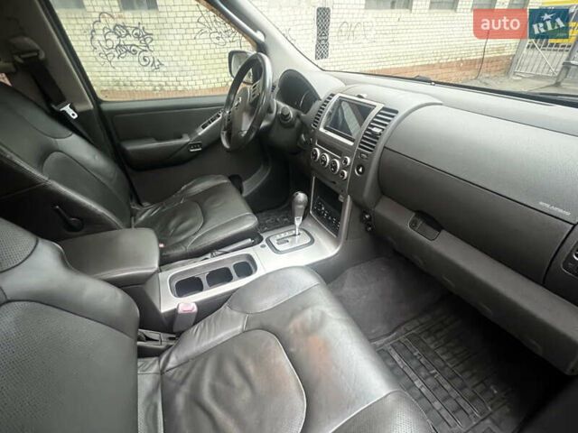 Черный Ниссан Патфайндер, объемом двигателя 2.49 л и пробегом 261 тыс. км за 11300 $, фото 7 на Automoto.ua