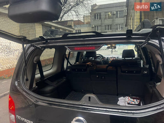 Черный Ниссан Патфайндер, объемом двигателя 2.49 л и пробегом 261 тыс. км за 11300 $, фото 16 на Automoto.ua