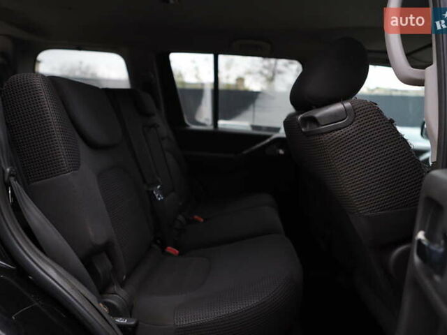 Черный Ниссан Патфайндер, объемом двигателя 2.5 л и пробегом 299 тыс. км за 8950 $, фото 11 на Automoto.ua