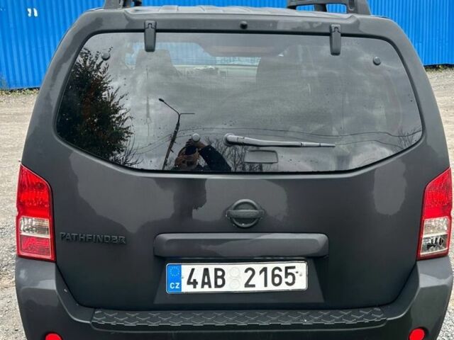 Черный Ниссан Патфайндер, объемом двигателя 2.5 л и пробегом 250 тыс. км за 4700 $, фото 3 на Automoto.ua