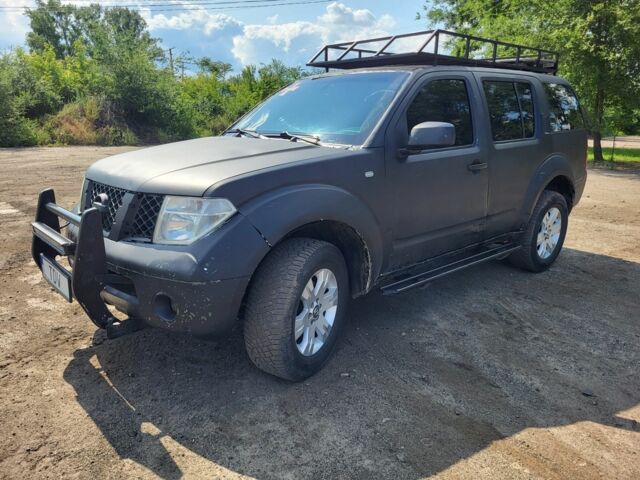 Черный Ниссан Патфайндер, объемом двигателя 2.5 л и пробегом 380 тыс. км за 4500 $, фото 2 на Automoto.ua