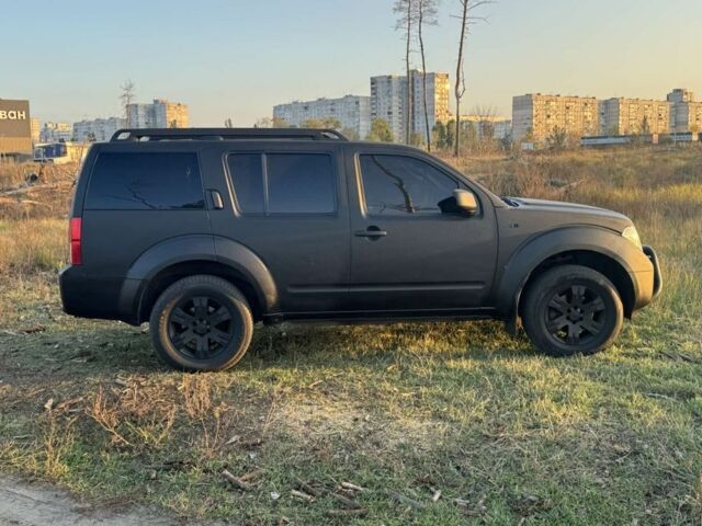 Черный Ниссан Патфайндер, объемом двигателя 2.5 л и пробегом 122 тыс. км за 4200 $, фото 4 на Automoto.ua