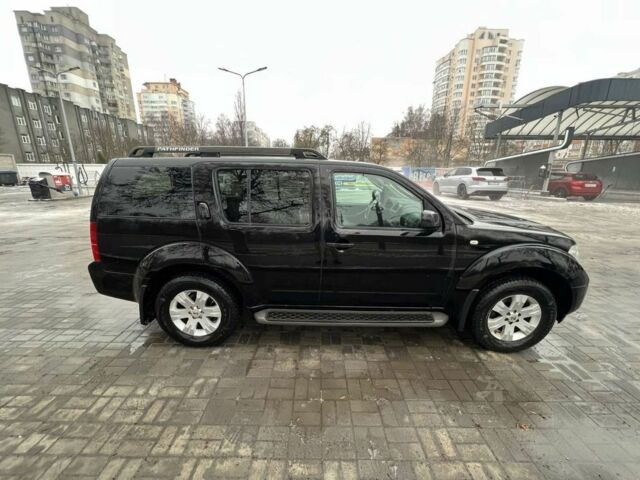 Черный Ниссан Патфайндер, объемом двигателя 2.5 л и пробегом 200 тыс. км за 11500 $, фото 2 на Automoto.ua