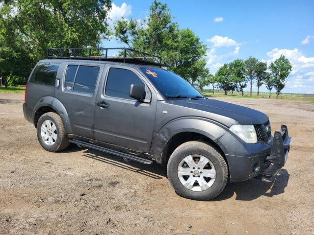 Черный Ниссан Патфайндер, объемом двигателя 2.5 л и пробегом 380 тыс. км за 4500 $, фото 4 на Automoto.ua