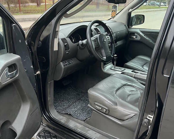 Черный Ниссан Патфайндер, объемом двигателя 2.49 л и пробегом 460 тыс. км за 7800 $, фото 9 на Automoto.ua