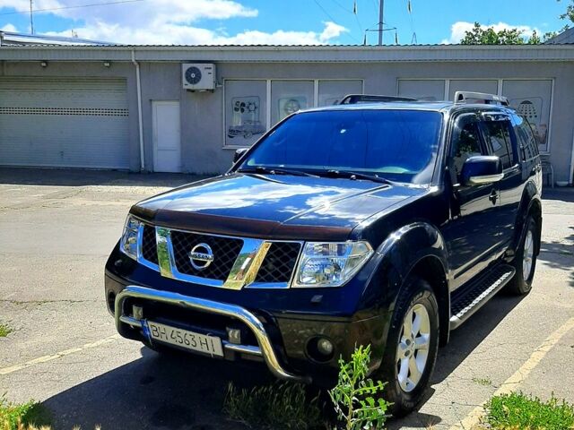 Черный Ниссан Патфайндер, объемом двигателя 2.5 л и пробегом 320 тыс. км за 10000 $, фото 3 на Automoto.ua