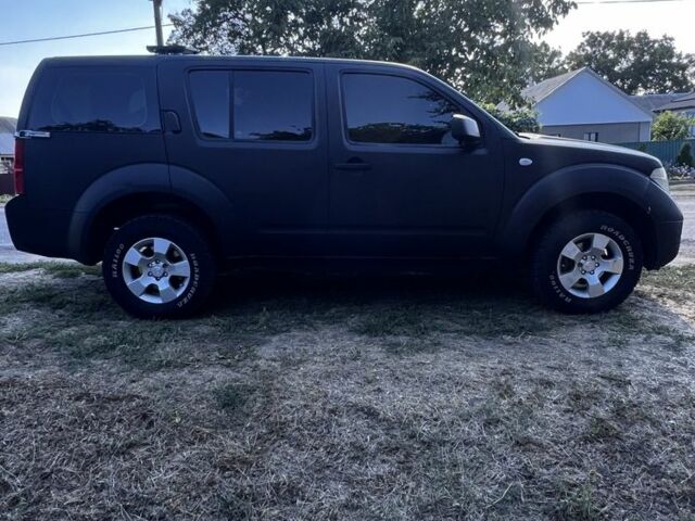 Чорний Ніссан Патфайндер, об'ємом двигуна 2.5 л та пробігом 350 тис. км за 4000 $, фото 3 на Automoto.ua