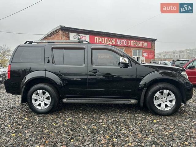 Чорний Ніссан Патфайндер, об'ємом двигуна 4 л та пробігом 300 тис. км за 9500 $, фото 4 на Automoto.ua