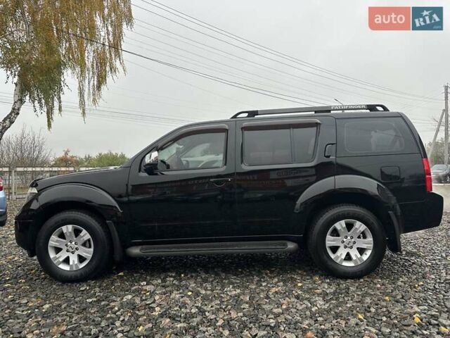 Чорний Ніссан Патфайндер, об'ємом двигуна 4 л та пробігом 300 тис. км за 9500 $, фото 2 на Automoto.ua