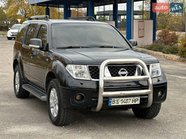 Черный Ниссан Патфайндер, объемом двигателя 2.49 л и пробегом 253 тыс. км за 7999 $, фото 4 на Automoto.ua