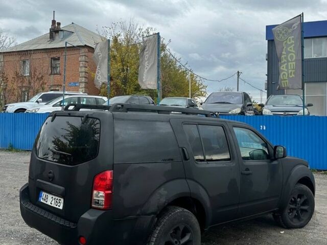 Черный Ниссан Патфайндер, объемом двигателя 2.5 л и пробегом 250 тыс. км за 3999 $, фото 2 на Automoto.ua