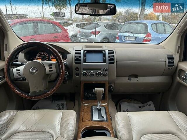 Чорний Ніссан Патфайндер, об'ємом двигуна 4 л та пробігом 300 тис. км за 9500 $, фото 16 на Automoto.ua